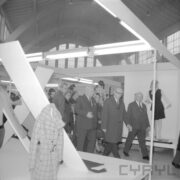 grupa ludzi w hali wystawowej