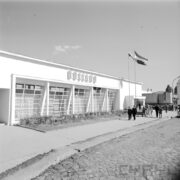 budynek z dużymi oknami, zwiedzający ludzie