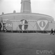 okrągły budynek z kratownicową wieżą, widać tylko fragment wieży