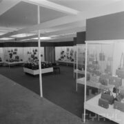 stoiska z torbami i torebkami w hali wystawowej