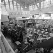 stoiska w hali wystawowej, zwiedzający ludzie