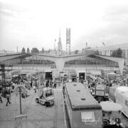 wystawa plenerowa na placu przed budynkami wystawowymi, spacerujący ludzie