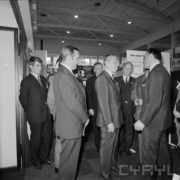 grupa mężczyzn w hali wystawowej