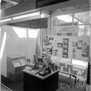 stoiska w hali wystawowej