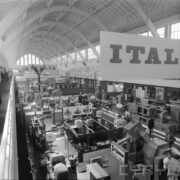 stoiska w hali wystawowej, zwiedzający ludzie