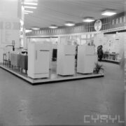 stoisko z lodówkami w hali wystawowej