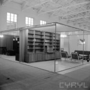 stoiska z meblami w hali wystawowej