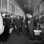 grupa mężczyzn w hali wystawowej