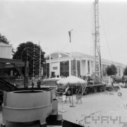 stoiska plenerowe na placu, w głębi murowany budynek z przeszkleniami