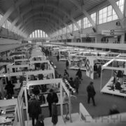 stoiska wystawowe w hali targowej