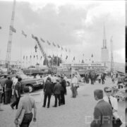 stoiska plenerowe z samochodami, zwiedzający ludzie