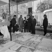 grupa mężczyzn przy stoisku w pawilonie wystawowym