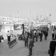 wystawa plenerowa na placu przed budynkami wystawowymi, spacerujący ludzie