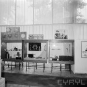 stoiska w hali wystawowej