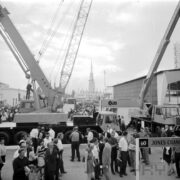 wystawa plenerowa na placu między budynkami wystawowymi, spacerujący ludzie