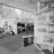 stoiska w hali wystawowej i zwiedzający je ludzie