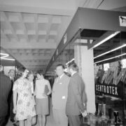 grupa kobiet i mężczyzn w hali wystawowej