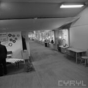 stoiska w hali wystawowej, zwiedzający ludzie