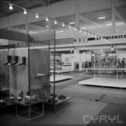 stoiska z butami w hali wystawowej