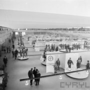 hala targowa ze stoiskami odzieżowymi