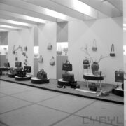 stoiska w hali wystawowej