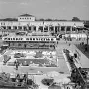 wystawa plenerowa na placu przed budynkami wystawowymi, spacerujący ludzie