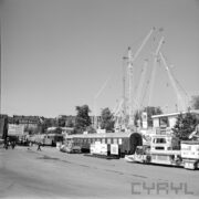 wagony kolejowe na terenie targów, obok nich zwiedzający ludzie