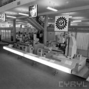 stoisko z urządzeniami w hali wystawowej