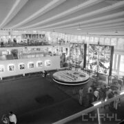 stoiska w hali wystawowej, zwiedzający ludzie