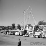 wagony kolejowe na terenie targów, obok nich zwiedzający ludzie