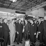 grupa mężczyzn w pawilonie wystawowym