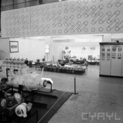 stoisko z maszynami i urządzeniami w hali wystawowej