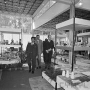 grupa mężczyzn w pawilonie wystawowym