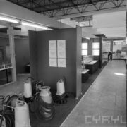 stoiska w hali wystawowej