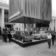 samochody osobowe na wystawie zewnętrznej, w głębi pawilon wystawowy