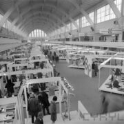 stoiska wystawowe w hali targowej