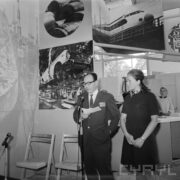 mężczyzna i kobieta stoją, mężczyzna z kartką w ręku przemawia