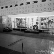 stoisko z urządzeniami w hali wystawowej