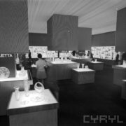 stoiska w hali wystawowej