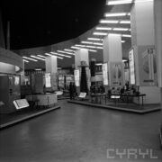 stoiska w pawilonie wystawowym