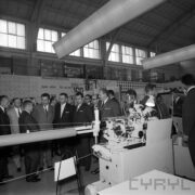 stoiska w hali wystawowej, zwiedzający ludzie