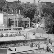 wystawa plenerowa na placu przed budynkiem wystawowym, spacerujący ludzie