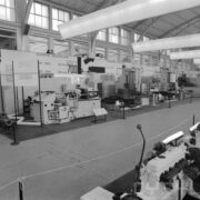 stoisko z maszynami i urządzeniami w hali wystawowej