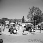 dwa ciągniki rolnicze na placu na terenie targów