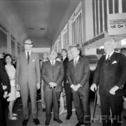 grupa ludzi w hali wystawowej