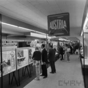 stoiska w hali wystawowej, zwiedzający ludzie