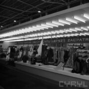 stoiska w hali wystawowej