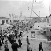 wystawa plenerowa na placu przed budynkami wystawowymi, spacerujący ludzie