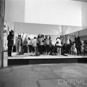 stoiska wystawowe z manekinami prezentującymi odzież