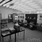 stoisko z urządzeniami w hali wystawowej